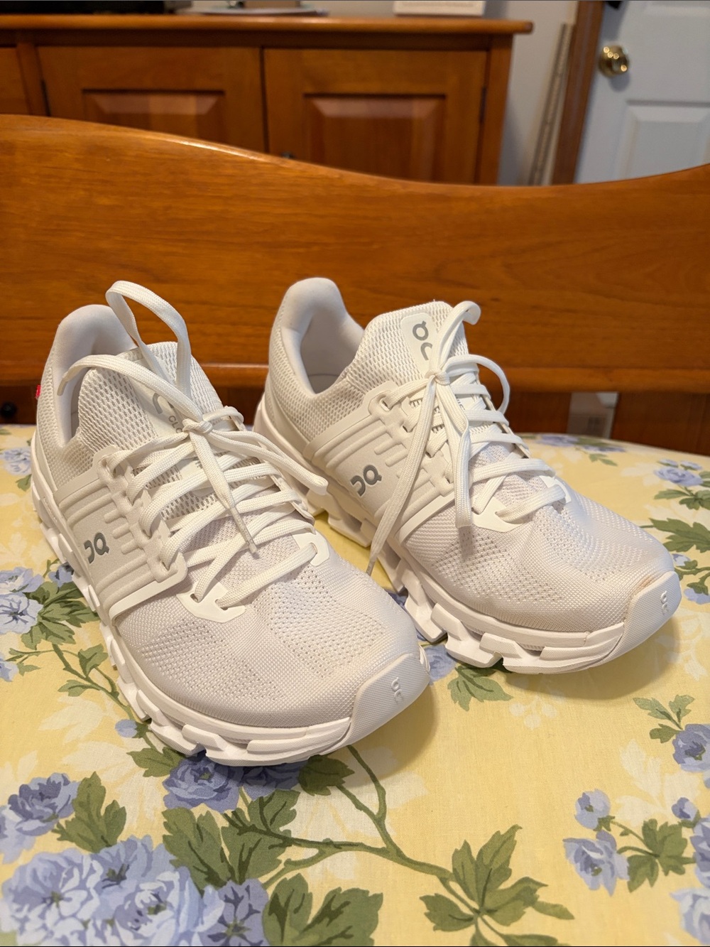 On Running Women’s Cloudswift White Athletic Sneakers - Picture 2 of 8